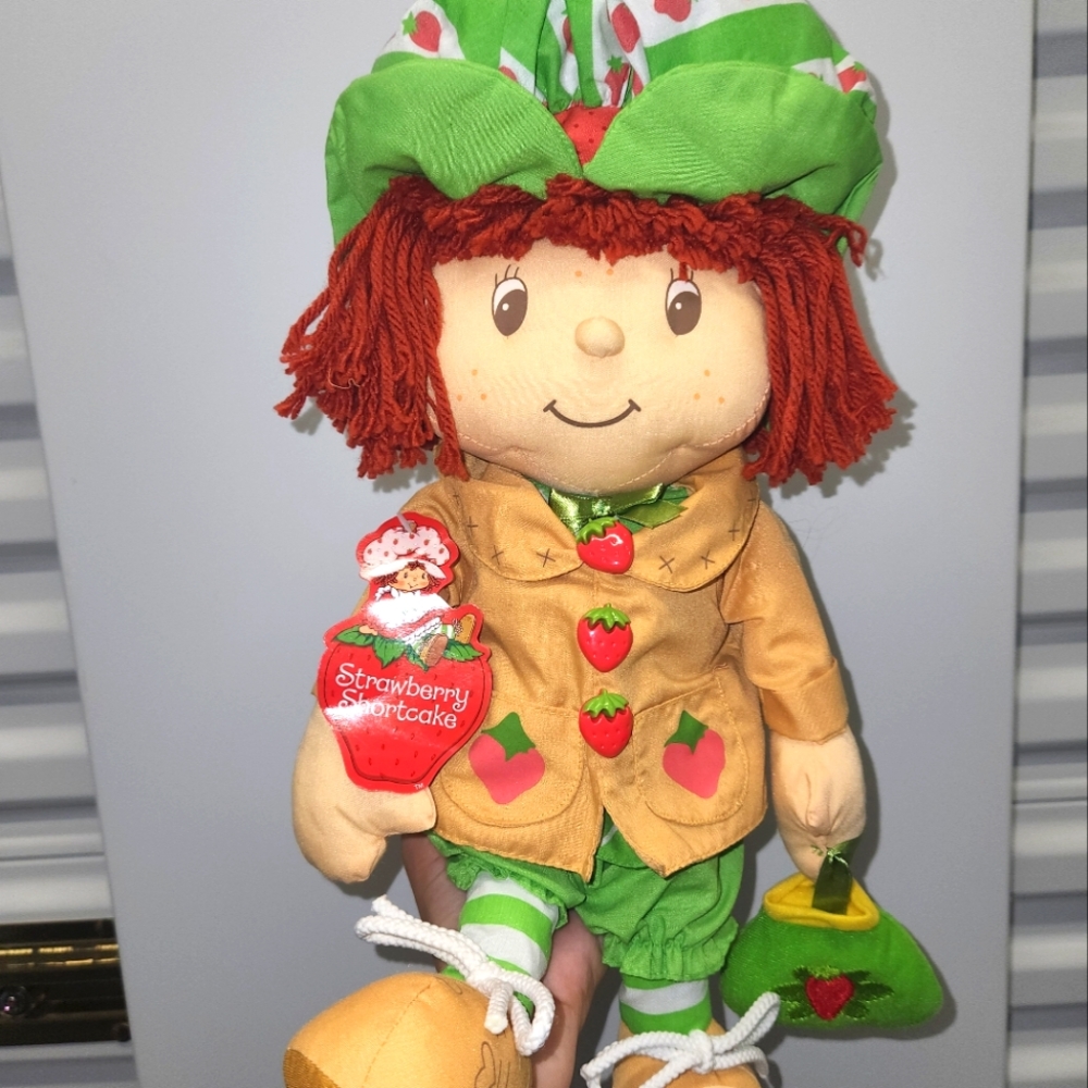 VINTAGE STRAWBERRY SHORTCAKE DOLL